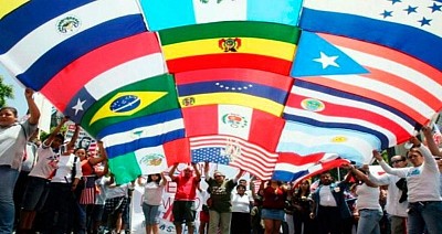 Extranjeros con banderas